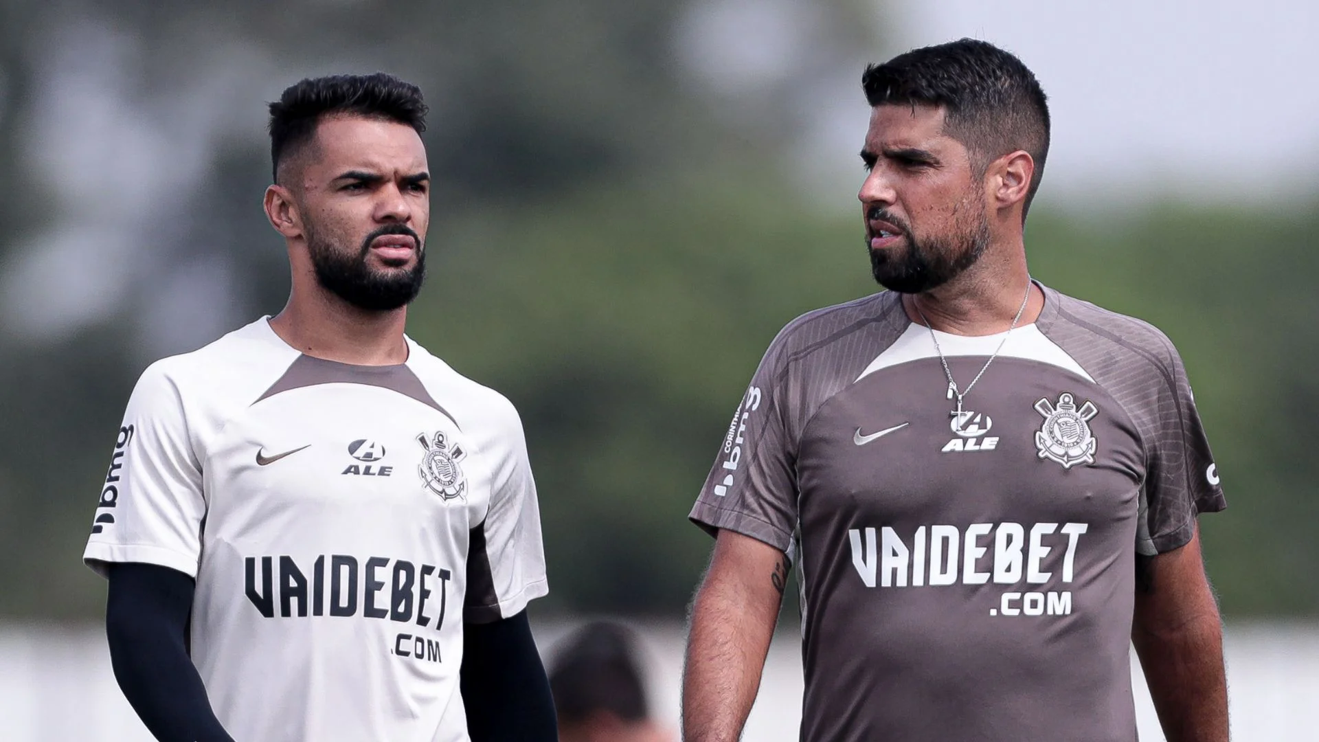 raniele-relembra-momento-com-mano-menezes-e-destaca-identificacao-de-antonio-oliveira-com-o-corinthians