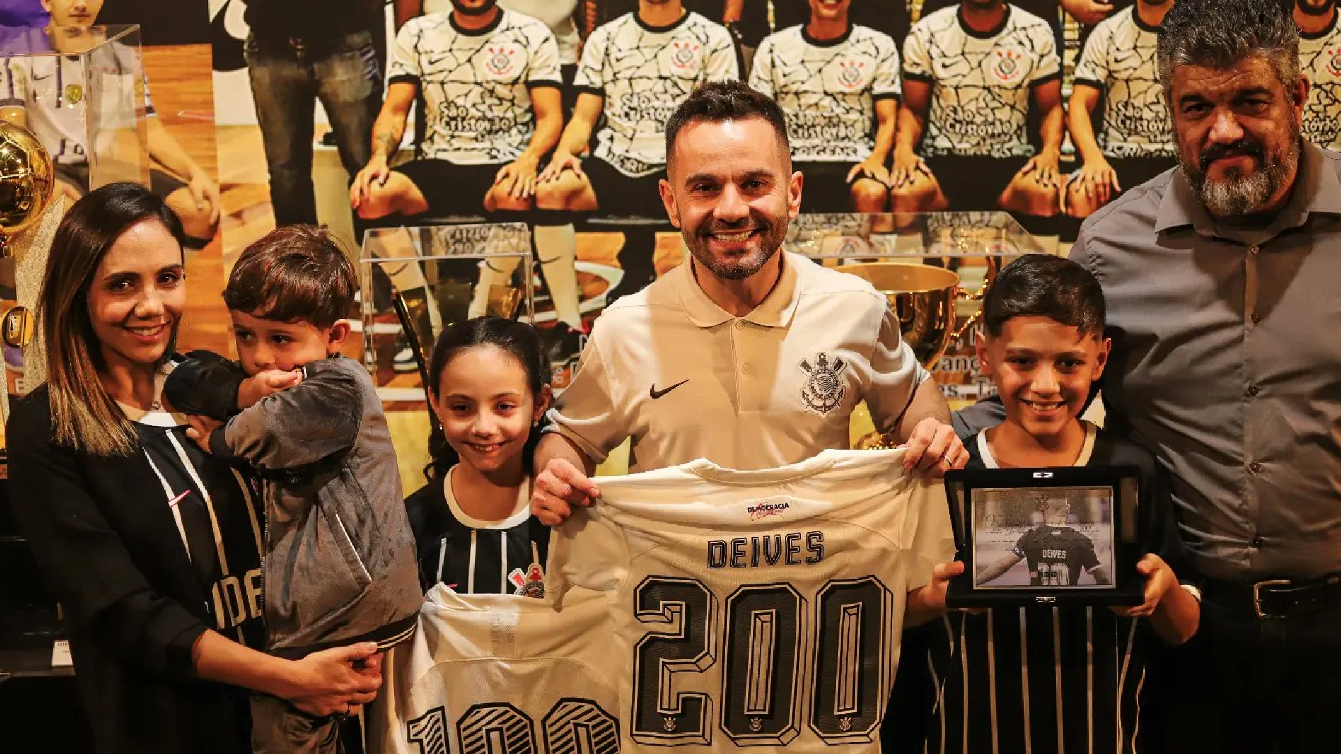 deives-recebeu-homenagem-no-memorial-do-corinthians