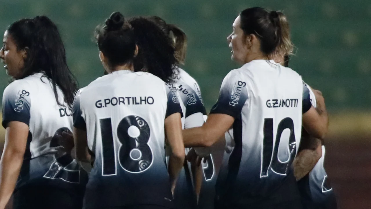 meia-do-corinthians-gabi-zanotti-posta-foto-usando-bota-ortopedica