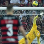 corinthians-paga-multa-de-hugo-souza-por-ter-atuado-contra-o-flamengo