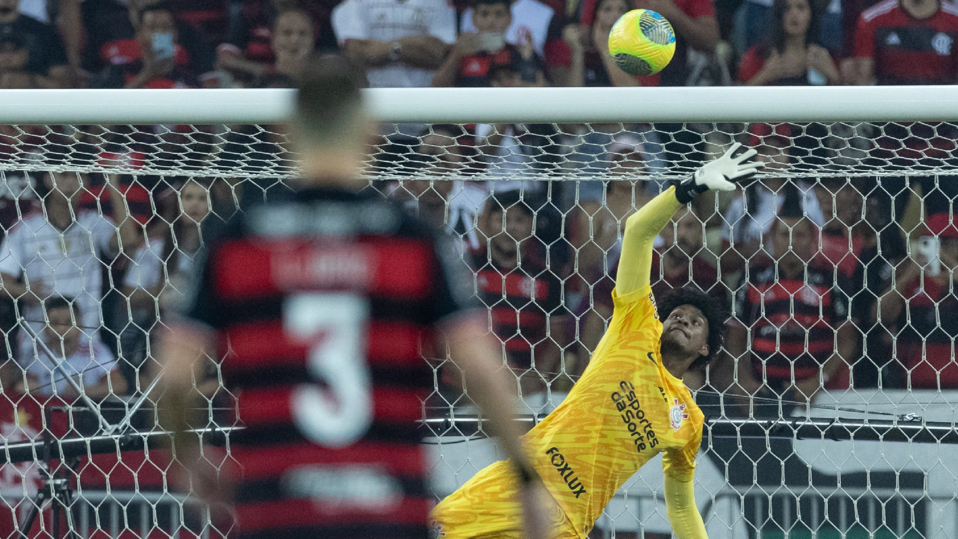 corinthians-paga-multa-de-hugo-souza-por-ter-atuado-contra-o-flamengo