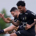 renato-augusto-e-gil-acionam-o-corinthians-na-justica