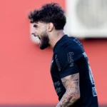 corinthians-vira-bate-o-vitoria-e-continua-subindo-no-brasileirao