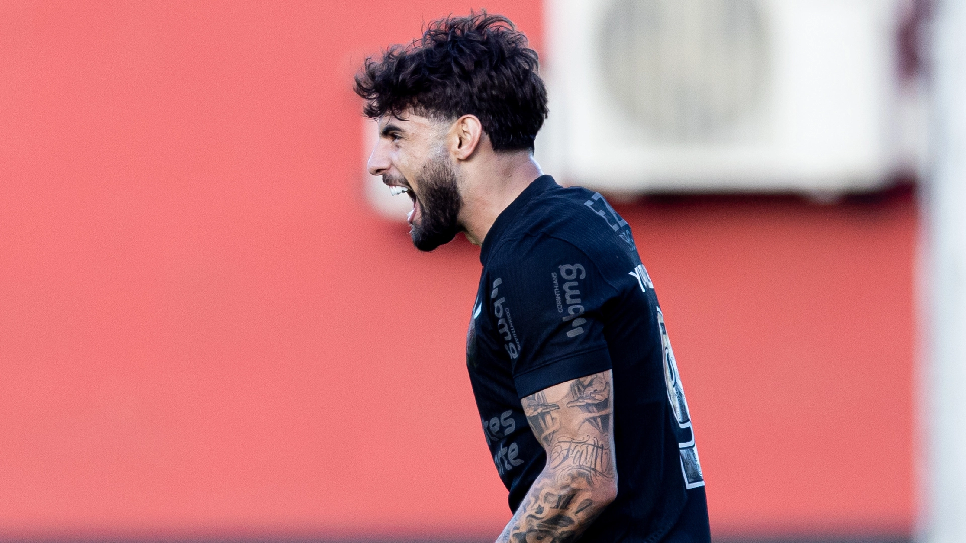 corinthians-vira-bate-o-vitoria-e-continua-subindo-no-brasileirao