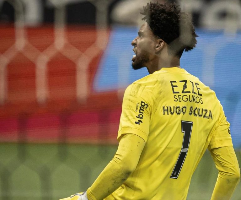 Hugo Souza completa dois anos defendendo o Corinthians