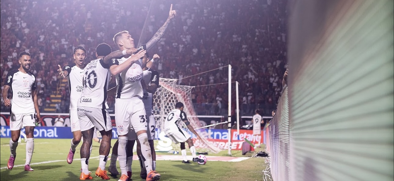 Corinthians vence o Vitória e emenda duas no Brasileirão