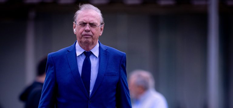 Corinthians quita salários atrasados do elenco e comissão
