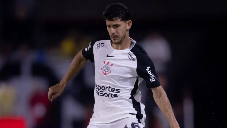 lateral-hugo-passa-por-cirurgia-e-agradece-apoio-da-torcida-do-corinthians