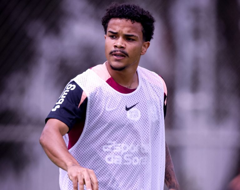 Corinthians faz treino tatico e segue se preparando