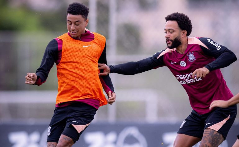Corinthians treina em segunda-feira chuvosa no CT