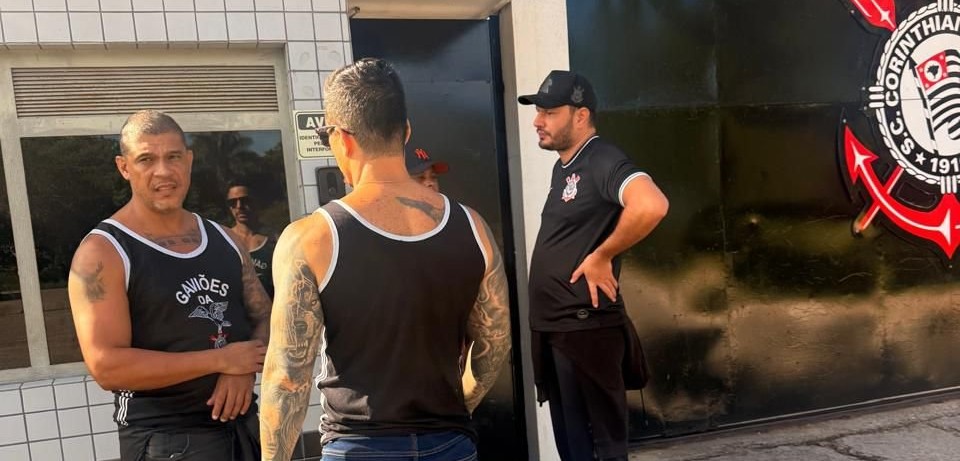 Gaviões da Fiel faz visita no CT após derrota do Corinthians