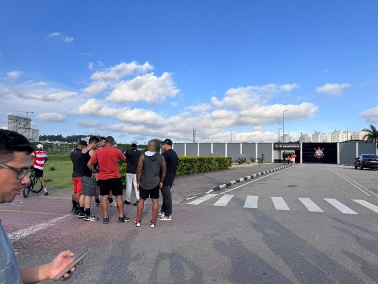 Torcida do Corinthians vai até o CT cobrar os jogadores na saída do treino