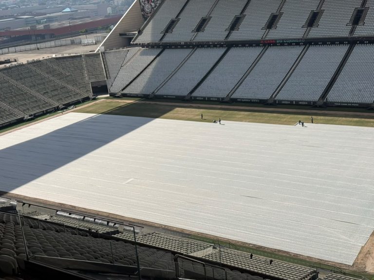 Neo Química Arena passa por troca e tratamento do gramado