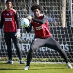 Hugo Souza celebra dois anos e manda recado à Fiel