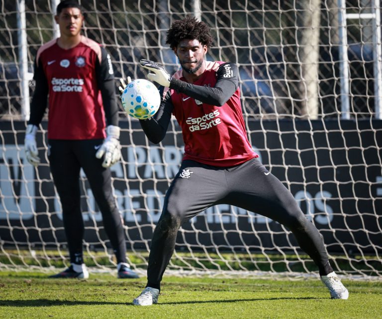 Hugo Souza celebra dois anos e manda recado à Fiel